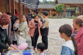 五一與花海來(lái)一場(chǎng)愛(ài)的約會(huì)，寺外桃源月季已浪漫綻放！